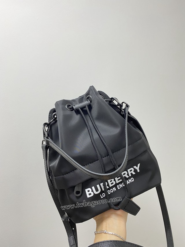 Burberry專門店新款皮肩帶收納小水桶包 巴寶莉經典休閒肩背女包 yxb1436